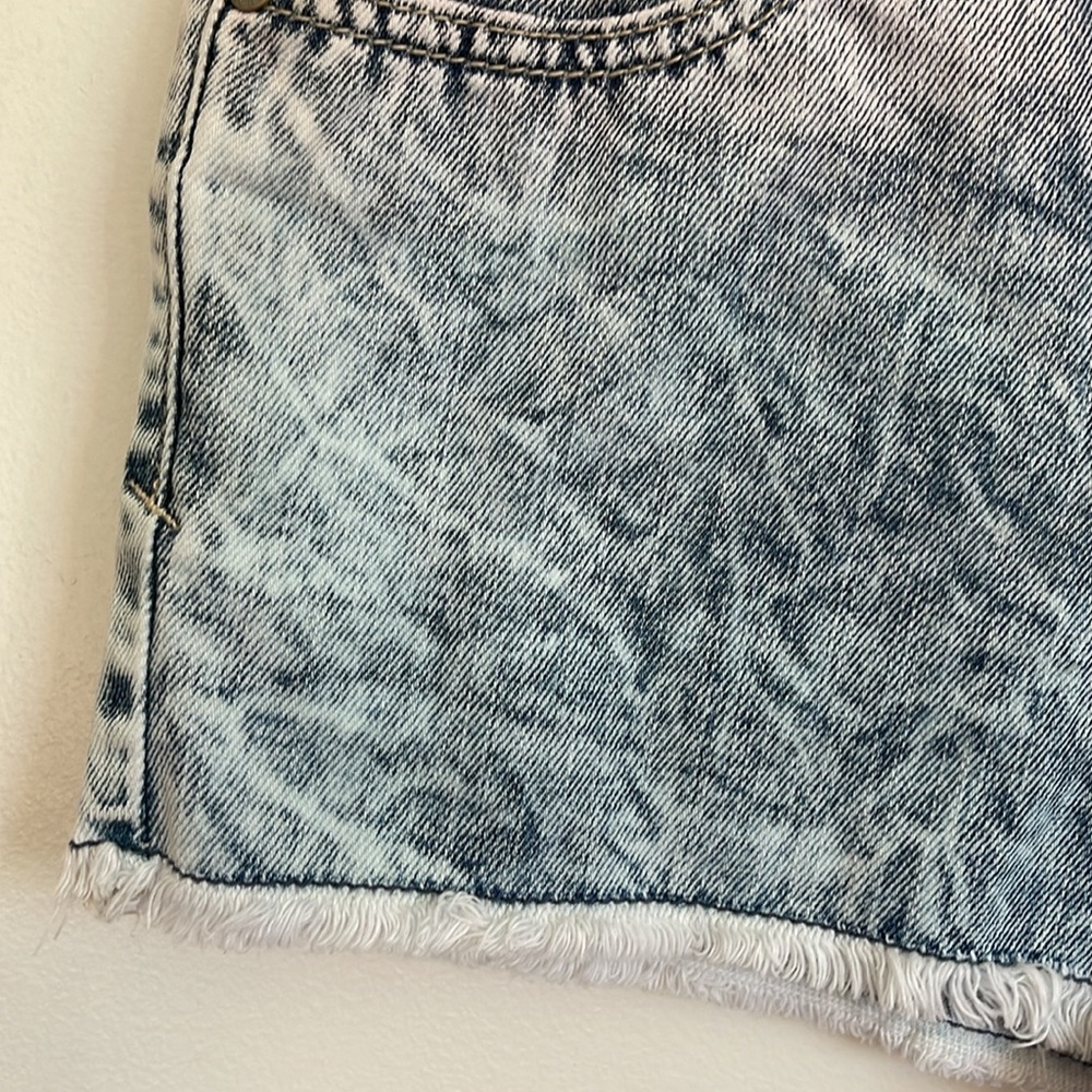 Decree Junior’s Pink Ombré Acid Wash Distressed Retro Cutoff Denim Jean Shorts - Picture 5 of 11